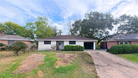 Photo of 14531 Essendine Lane, Houston, TX 77045 (MLS # 87012546)