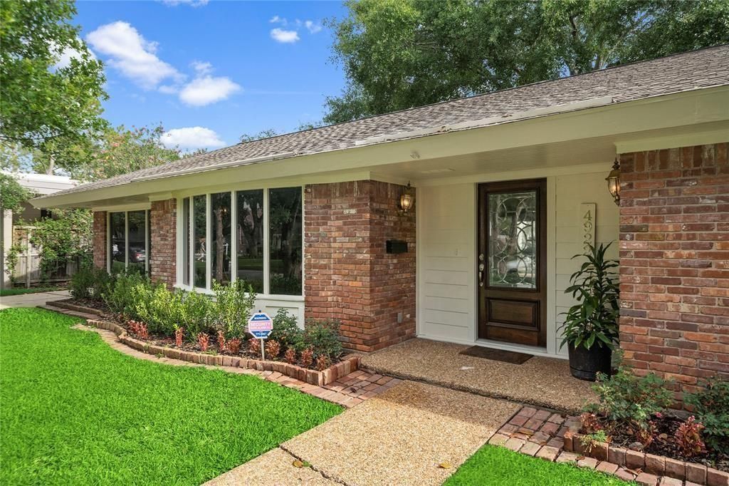 Photo of 4922 Braesvalley Drive, Houston, TX 77096 (MLS # 85394963)