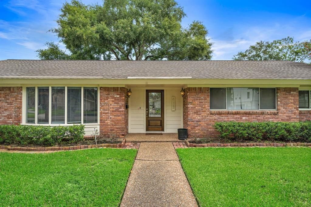 Photo of 4922 Braesvalley Drive, Houston, TX 77096 (MLS # 85394963)