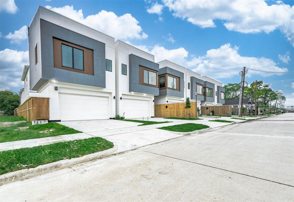 Photo of 3509 Mcilhenny Street, Houston, TX 77004 (MLS # 45332409)