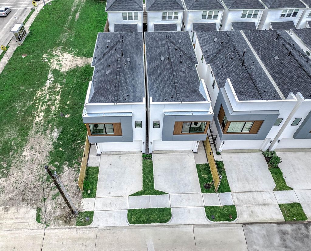 Photo of 3509 Mcilhenny Street, Houston, TX 77004 (MLS # 45332409)