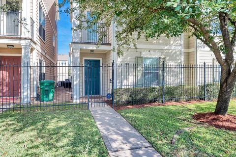 Photo of 3019 Palmer Street, Houston, TX 77003 (MLS # 70115092)