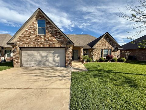 Photo of 112 Jefferson St, Clute, TX 77531 (MLS # 95256935)