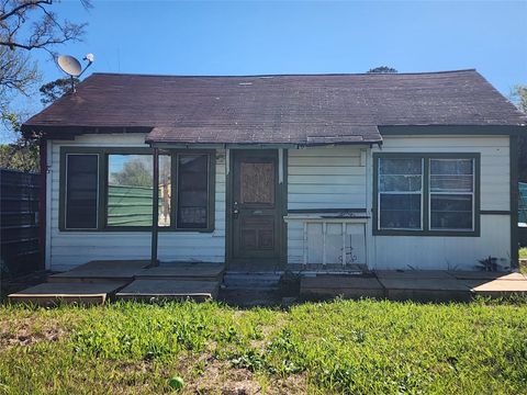 Photo of 19530 Dunbar Avenue, Houston, TX 77338 (MLS # 38590282)