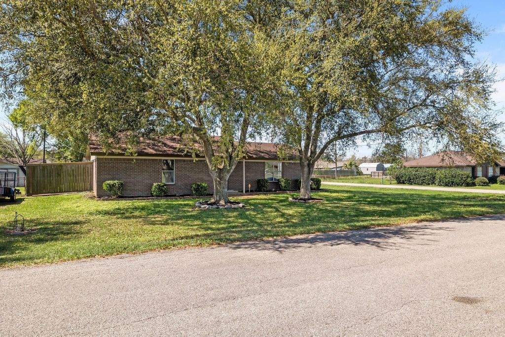 Photo of 1706 Avenue A, Danbury, TX 77534 (MLS # 57124282)