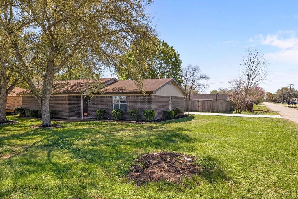 Photo of 1706 Avenue A, Danbury, TX 77534 (MLS # 57124282)