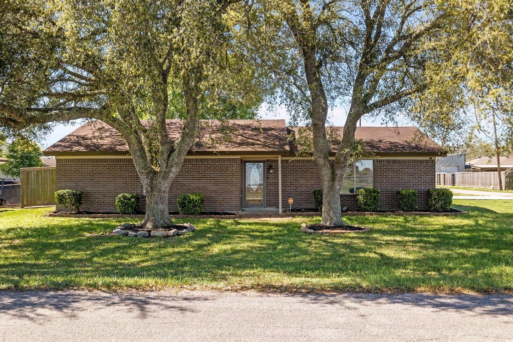 Photo of 1706 Avenue A, Danbury, TX 77534 (MLS # 57124282)