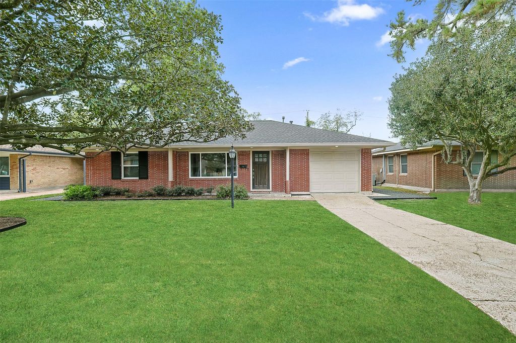 Photo of 2015 Woodcrest Drive, Houston, TX 77018 (MLS # 6946180)