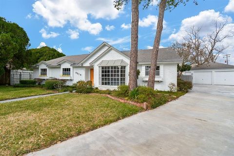 Photo of 8518 Braesview Lane, Houston, TX 77071 (MLS # 88042248)
