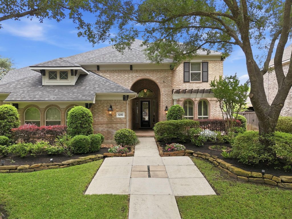 Photo of 1310 Regal Green Court, Houston, TX 77345 (MLS # 93394953)