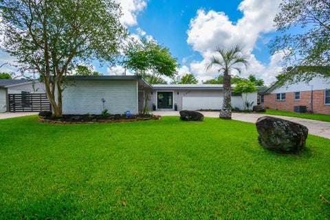 Photo of 5235 Kingfisher Drive, Houston, TX 77035 (MLS # 26233361)