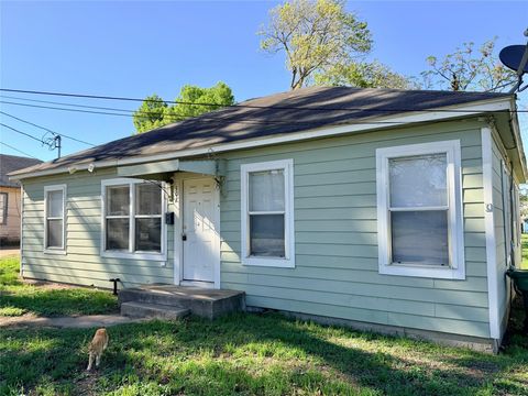 Homes For Sale - 502 W Third Street<br/> Washington County, Brenham, TX 77833