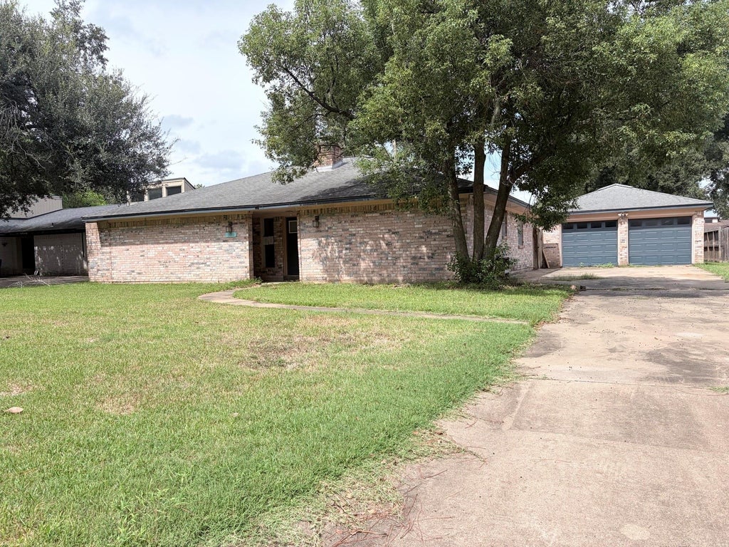 Photo of 350 S Amherst Drive, West Columbia, TX 77486 (MLS # 43542155)