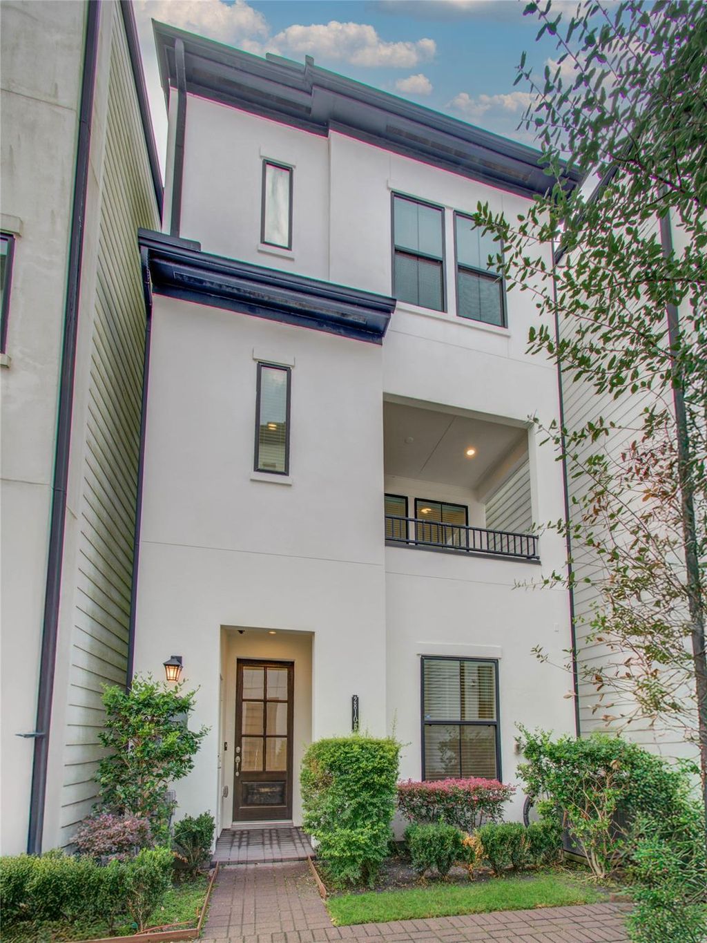 Photo of 2810 Grand Fountains Drive #B, Houston, TX 77054 (MLS # 2520581)
