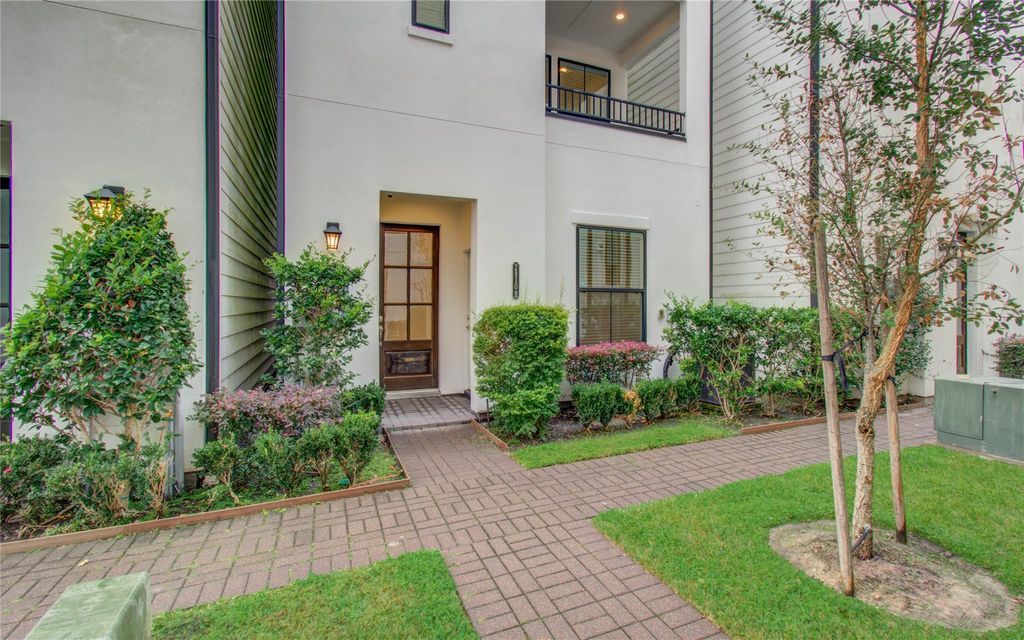 Photo of 2810 Grand Fountains Drive #B, Houston, TX 77054 (MLS # 2520581)