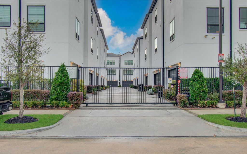 Photo of 2810 Grand Fountains Drive #B, Houston, TX 77054 (MLS # 2520581)
