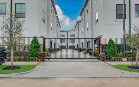 Photo of 2810 Grand Fountains Drive #B, Houston, TX 77054 (MLS # 2520581)