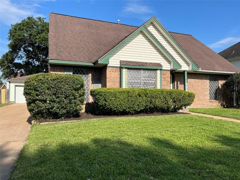 Photo of 402 Oak Harbor Drive, Houston, TX 77062 (MLS # 33064837)