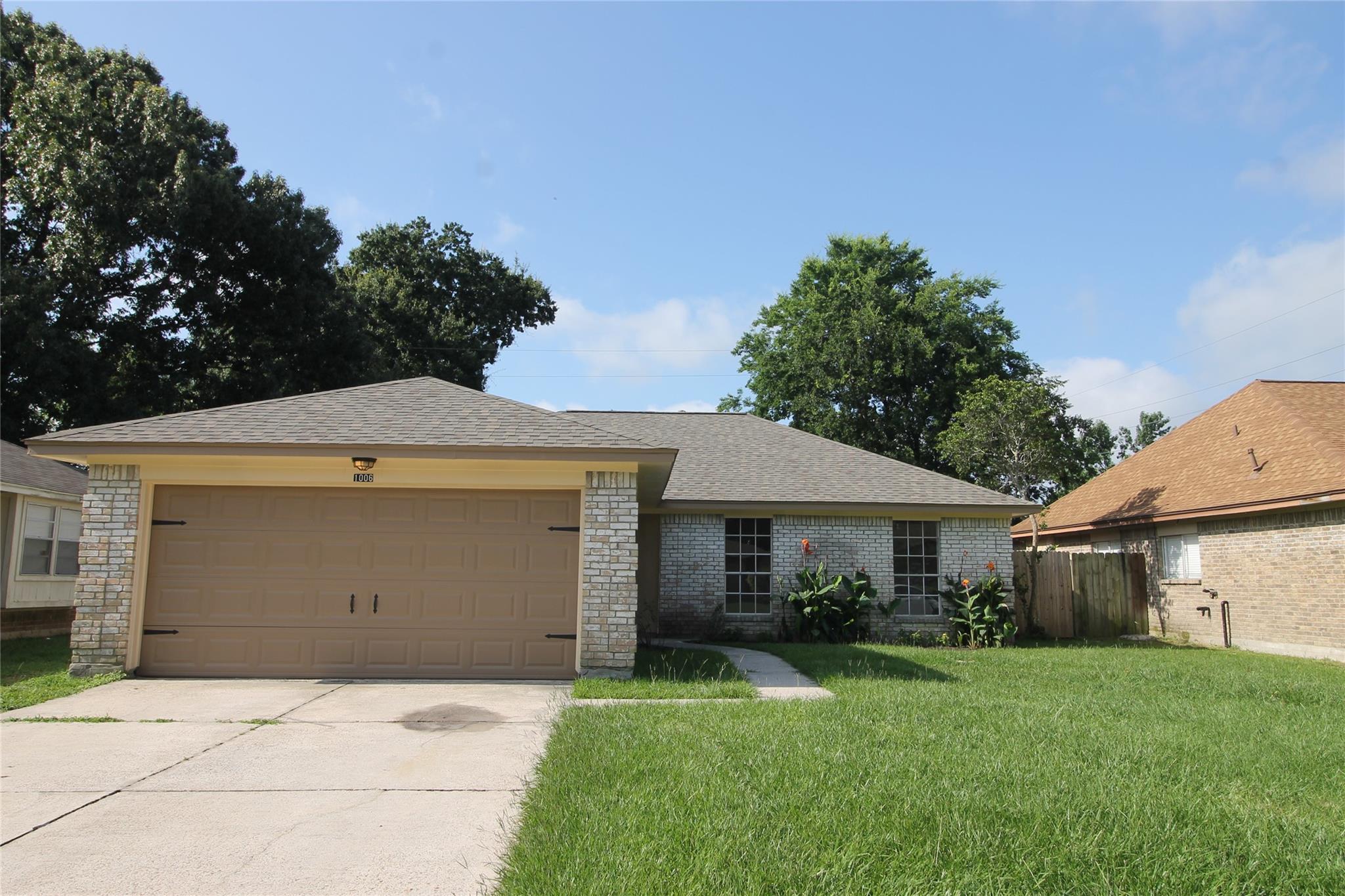 1006 Stoneleigh Court