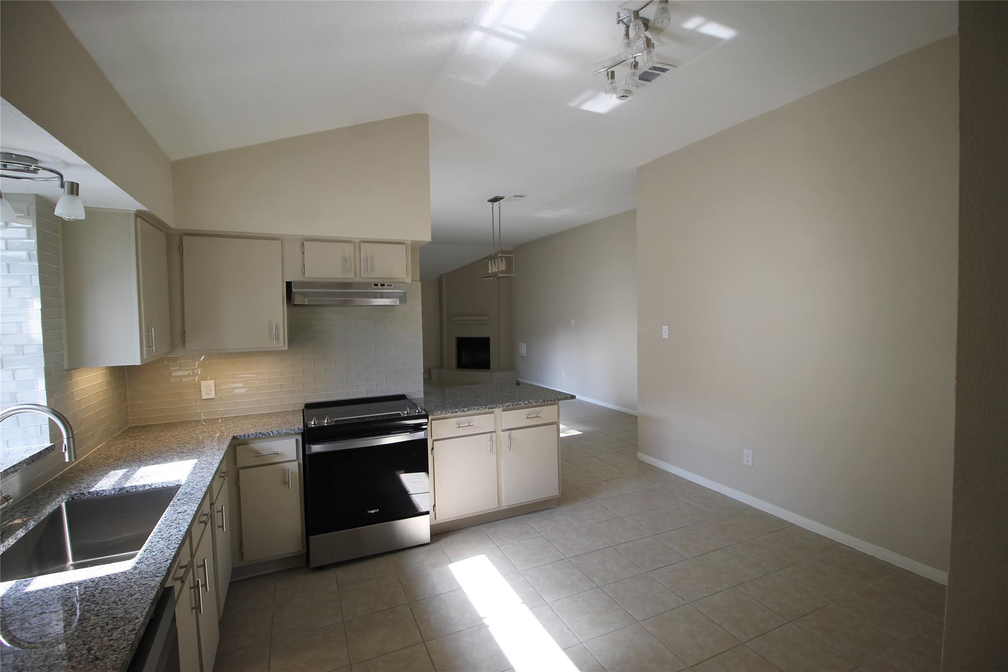 1006 Stoneleigh Court