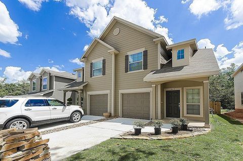 Photo of 64 Woodland Hills Drive #B, Conroe, TX 77303 (MLS # 90889254)