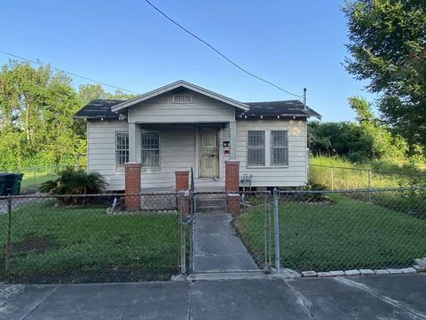 Photo of 2805 Brackenridge Street, Houston, TX 77026 (MLS # 21290405)