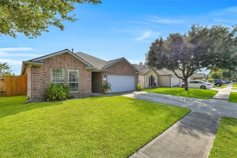 Photo of 706 St Croix Street, Alvin, TX 77511 (MLS # 40415671)