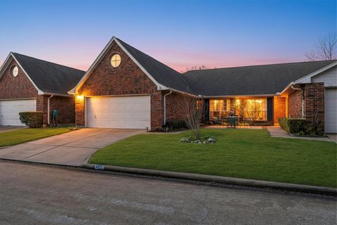 Townhouse For Sale - 822 W Country Meadows Lane<br/> Pearland, TX 77584