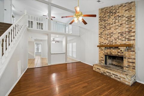 Photo of 2 Goldthread Court, The Woodlands, TX 77381 (MLS # 71070793)