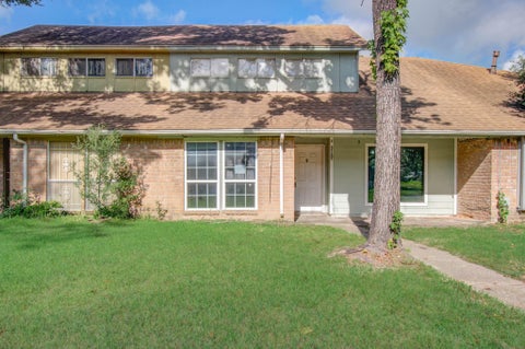 Townhouse For Sale - 5710 Easthampton Drive #C<br/> Houston, TX 77039