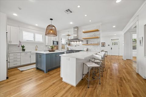 Photo of 215 E 26th Street, Houston, TX 77008 (MLS # 52420437)