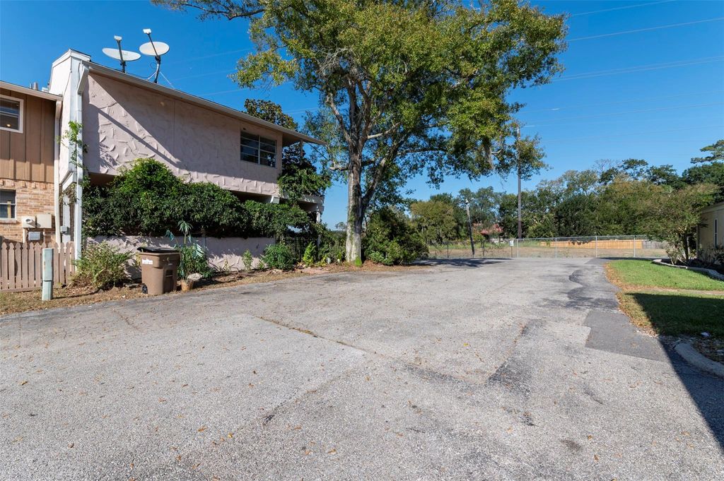 Photo of 2137 Casa Rio Circle, Dickinson, TX 77539 (MLS # 90996811)