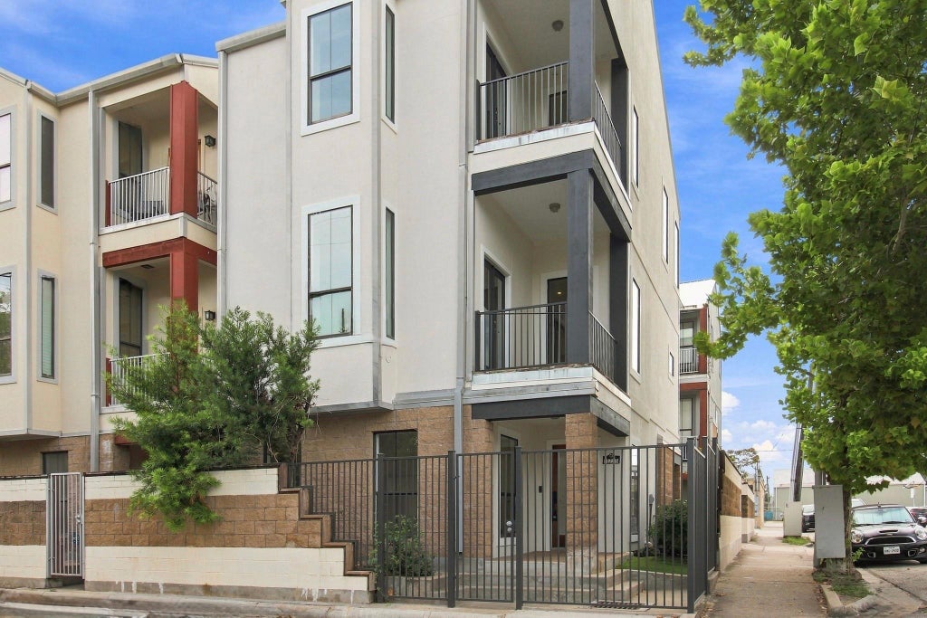 Photo of 1225 Hickory Street, Houston, TX 77007 (MLS # 74231853)