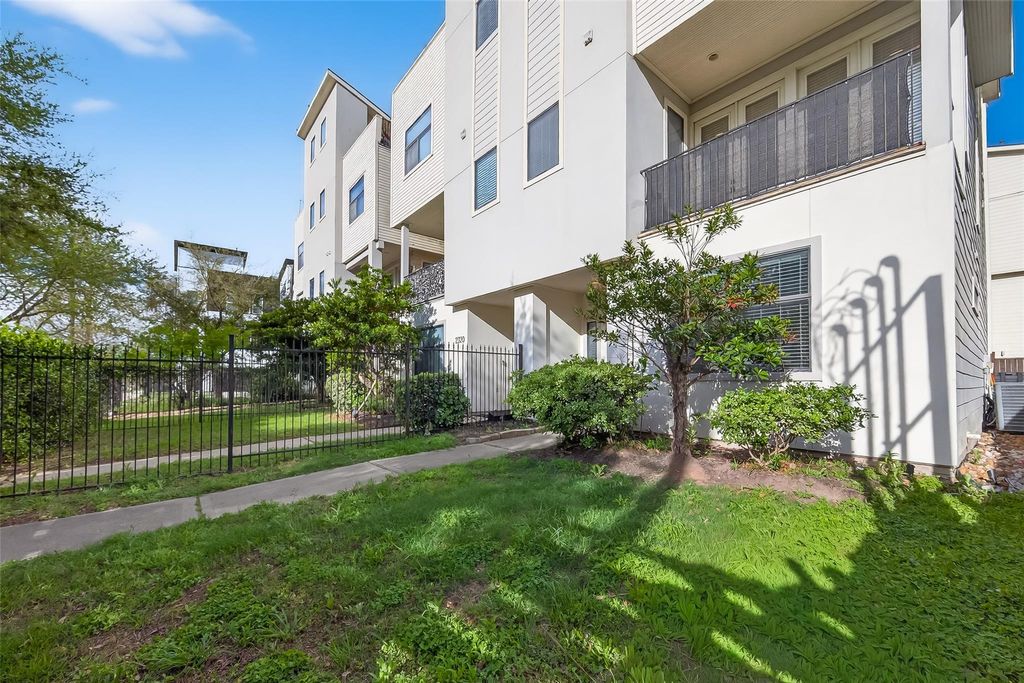 Photo of 2318 Emancipation Avenue, Houston, TX 77004 (MLS # 51867386)