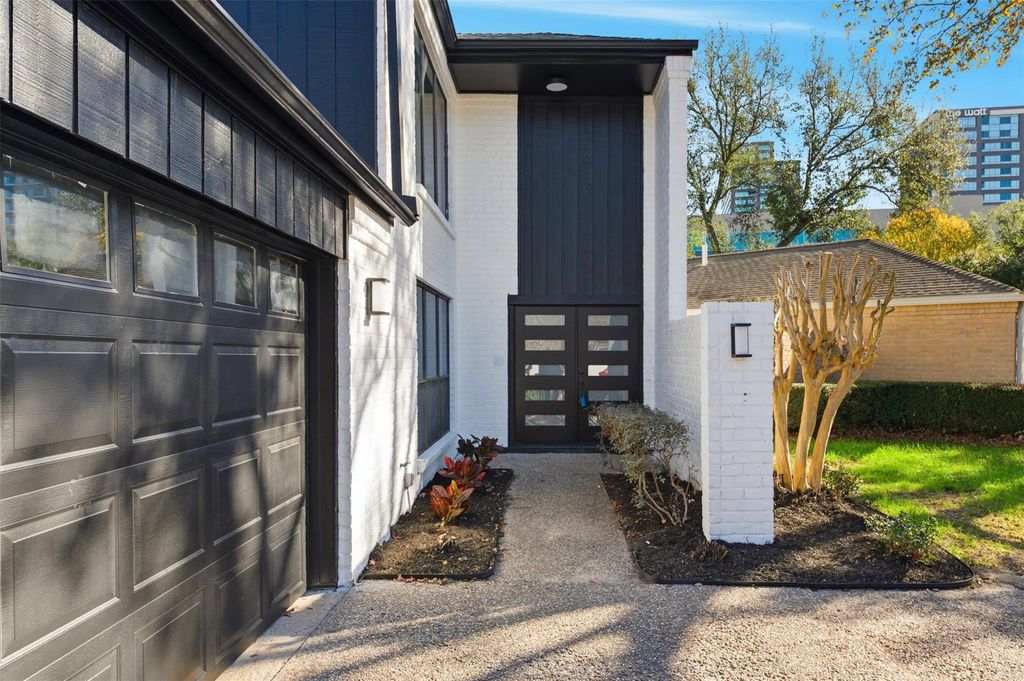 Photo of 303 E Fair Harbor Lane, Houston, TX 77079 (MLS # 79766846)