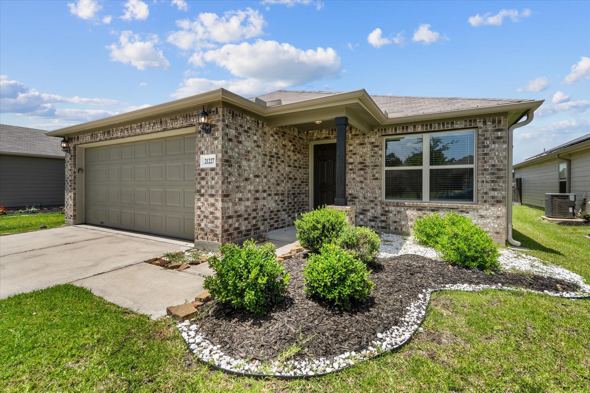 21227 Trumpet Lily Trail