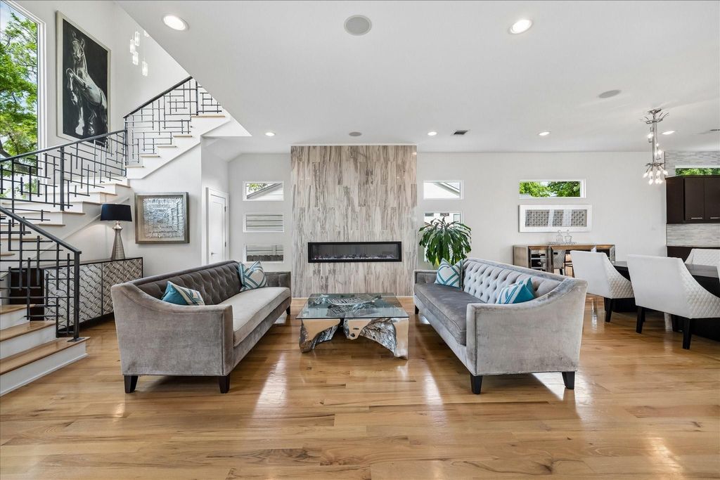 Photo of 1913 Du Barry Lane, Houston, TX 77018 (MLS # 16869370)