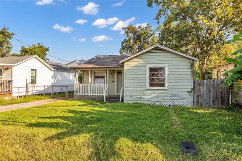 Photo of 131 E 31st 1/2 Street, Houston, TX 77018 (MLS # 8386636)