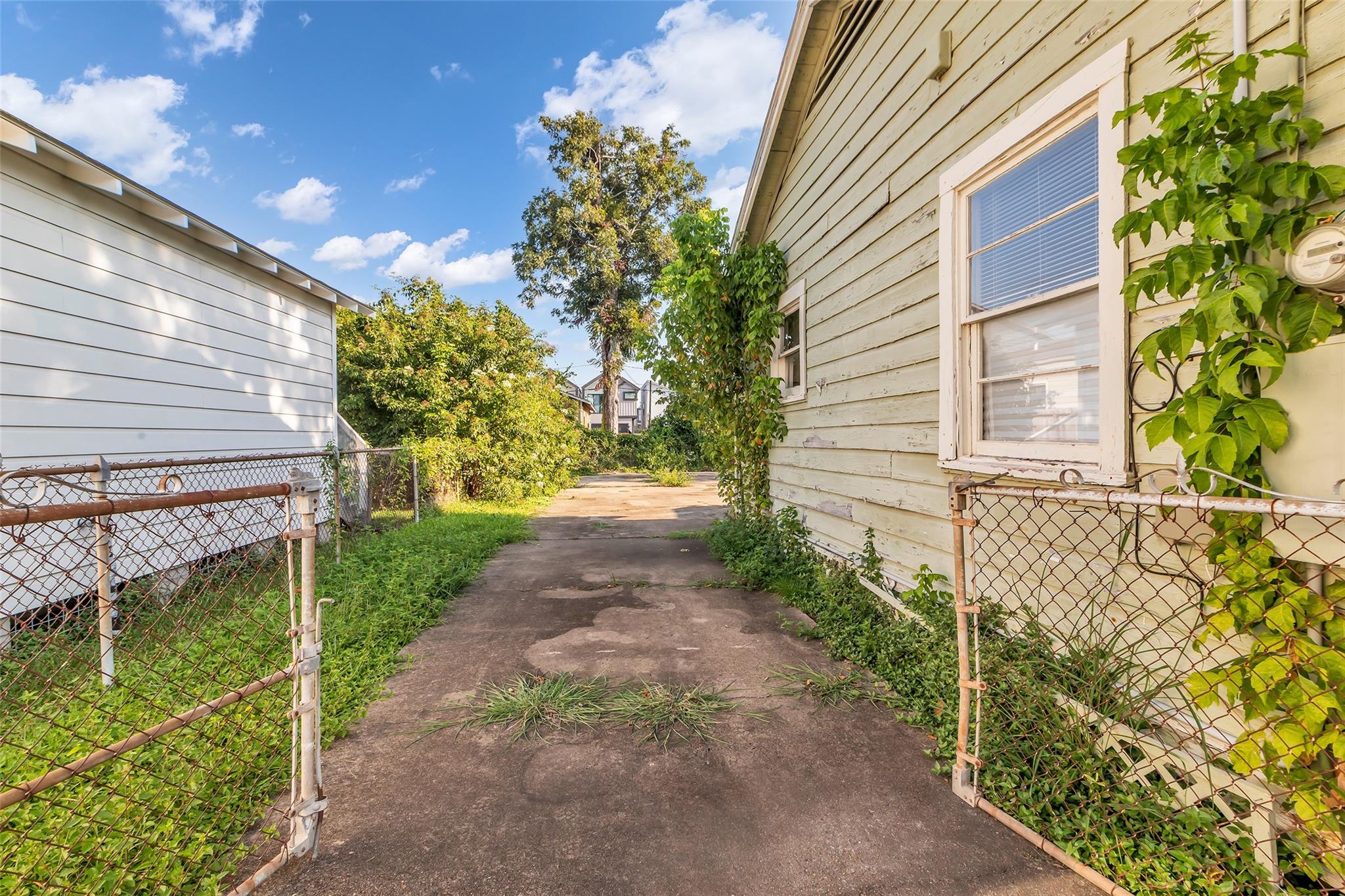 131 E 31st 1/2 Street