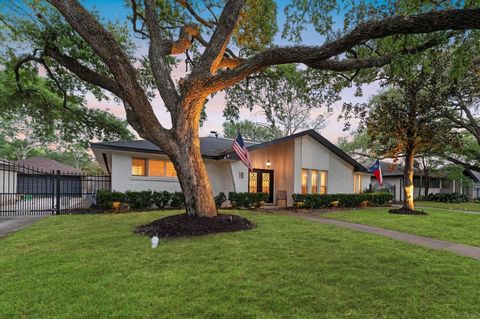 Photo of 5511 Queensloch Drive, Houston, TX 77096 (MLS # 44492517)