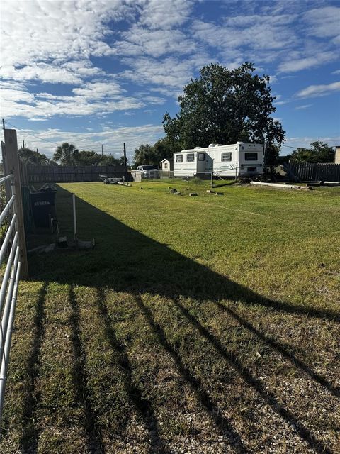Photo of 2226 Avenue L, Dickinson, TX 77539 (MLS # 36329892)