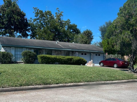 Photo of 13026 Glenwyck Street, Houston, TX 77045 (MLS # 89149189)
