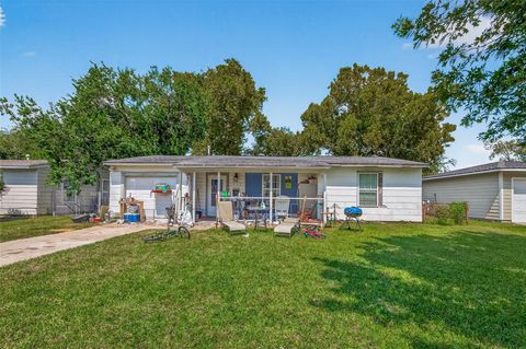 Photo of 1822 Wayside Drive, Texas City, TX 77590 (MLS # 41408805)