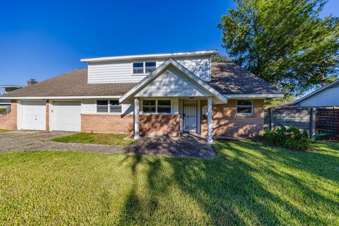 Photo of 2519 Lazy Lake Drive, Houston, TX 77058 (MLS # 40522193)