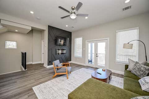 Tiny photo for 4748 Mallow Street E, Houston, TX 77033 (MLS # 98679700)