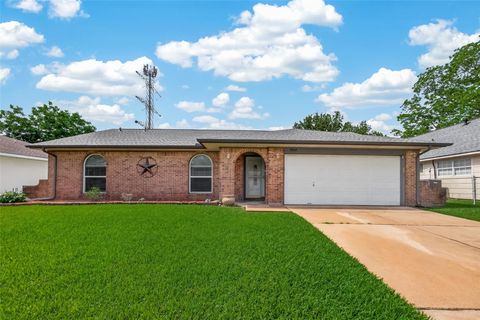Photo of 2003 Kingsway Drive, League City, TX 77573 (MLS # 47599820)