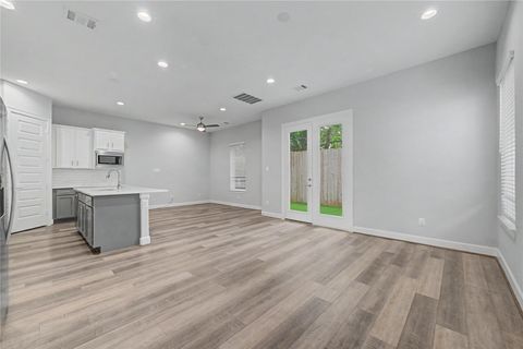 Homes For Rent - 911 W 35th Street #E<br/> Houston, TX 77018