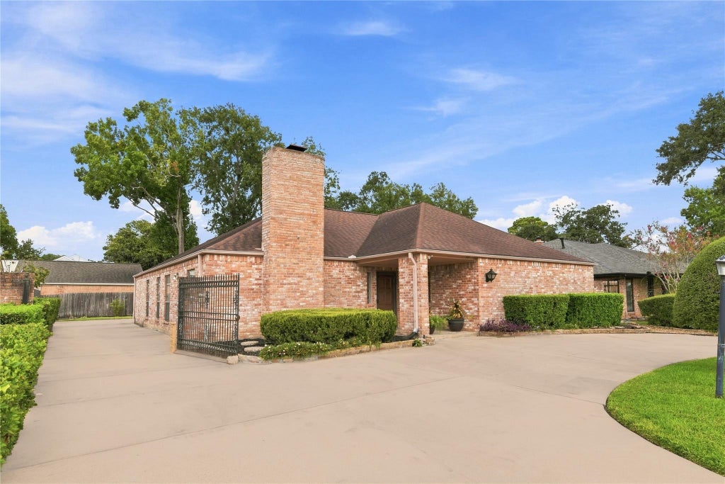 Photo of 2907 Fairway Drive, Sugar Land, TX 77478 (MLS # 86254835)