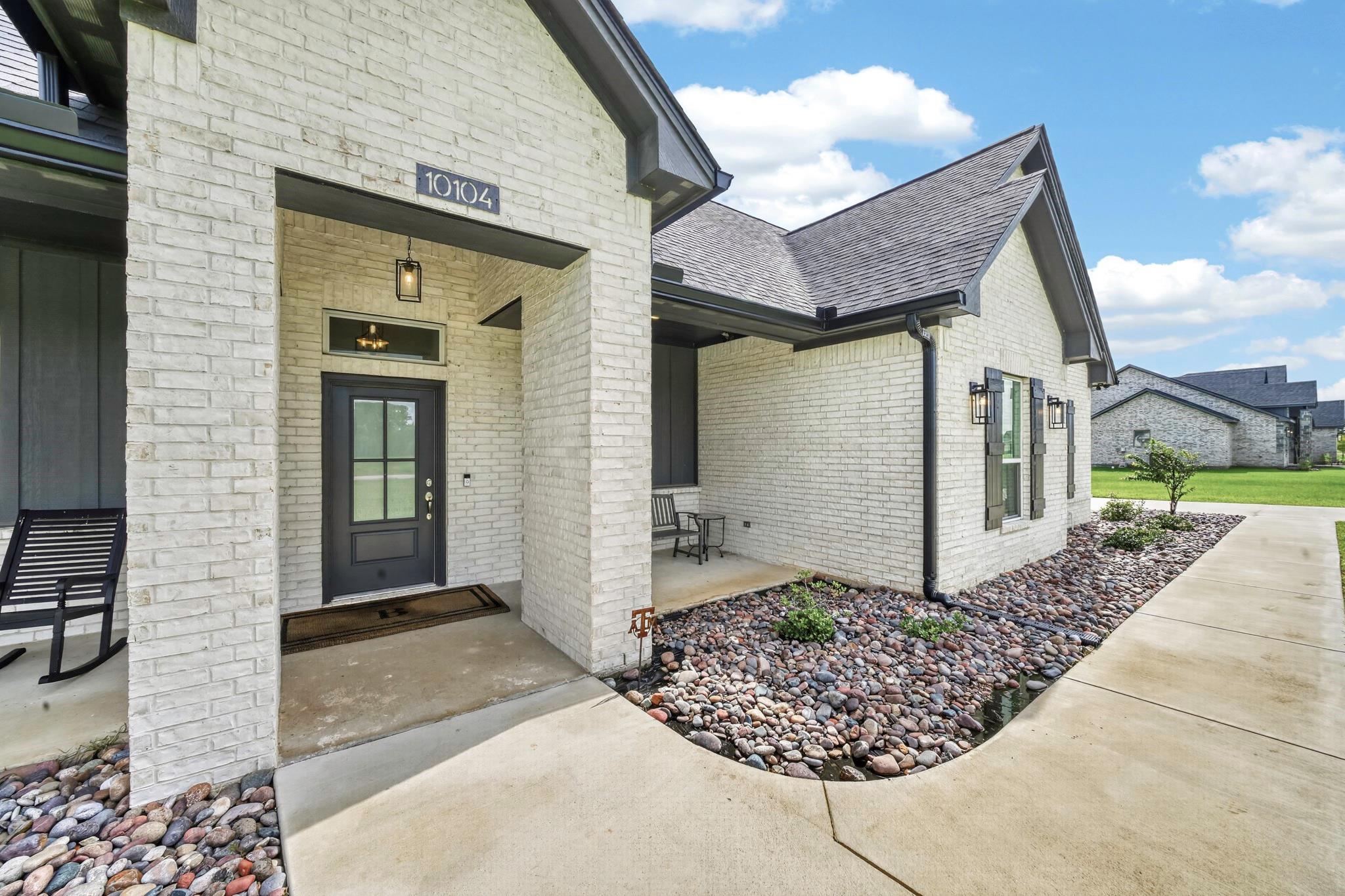 10104 Crown Point