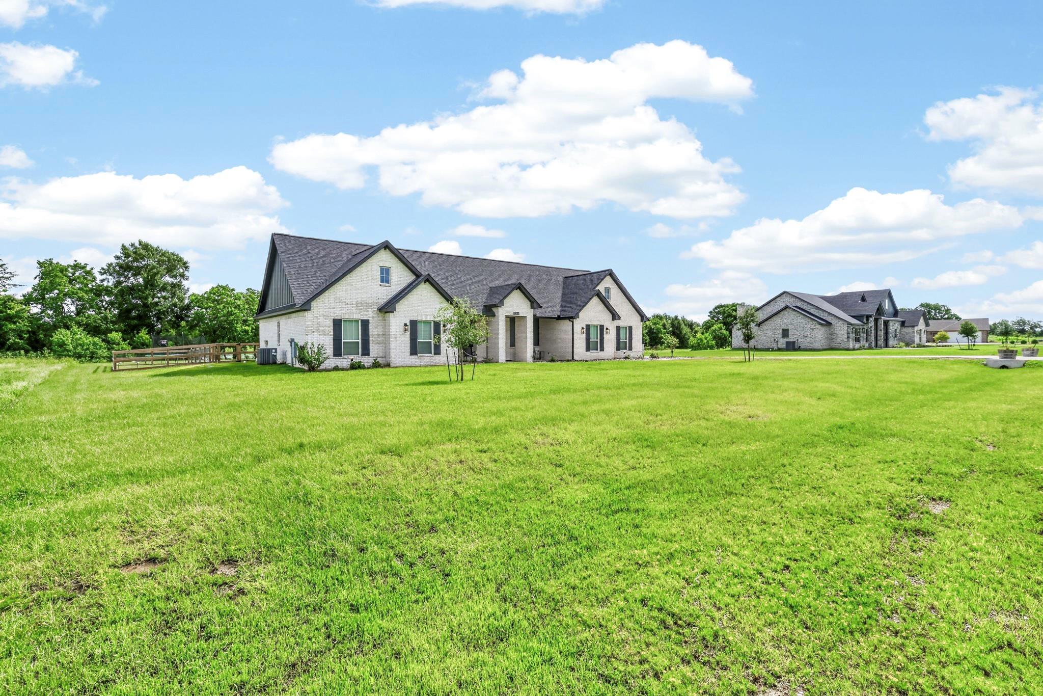 10104 Crown Point